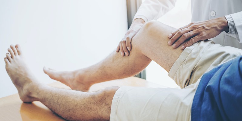 healthcare-providers-diagnose-injury-knees